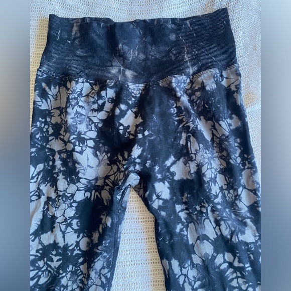 * NEW * High Waist Tummy Covering Butt Lift Tie Dye Leggings Size L - Picture 8 of 10